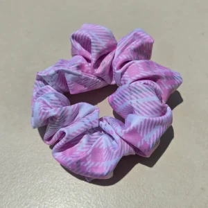 Rosa Rutig Scrunchie - 4 för 99:-